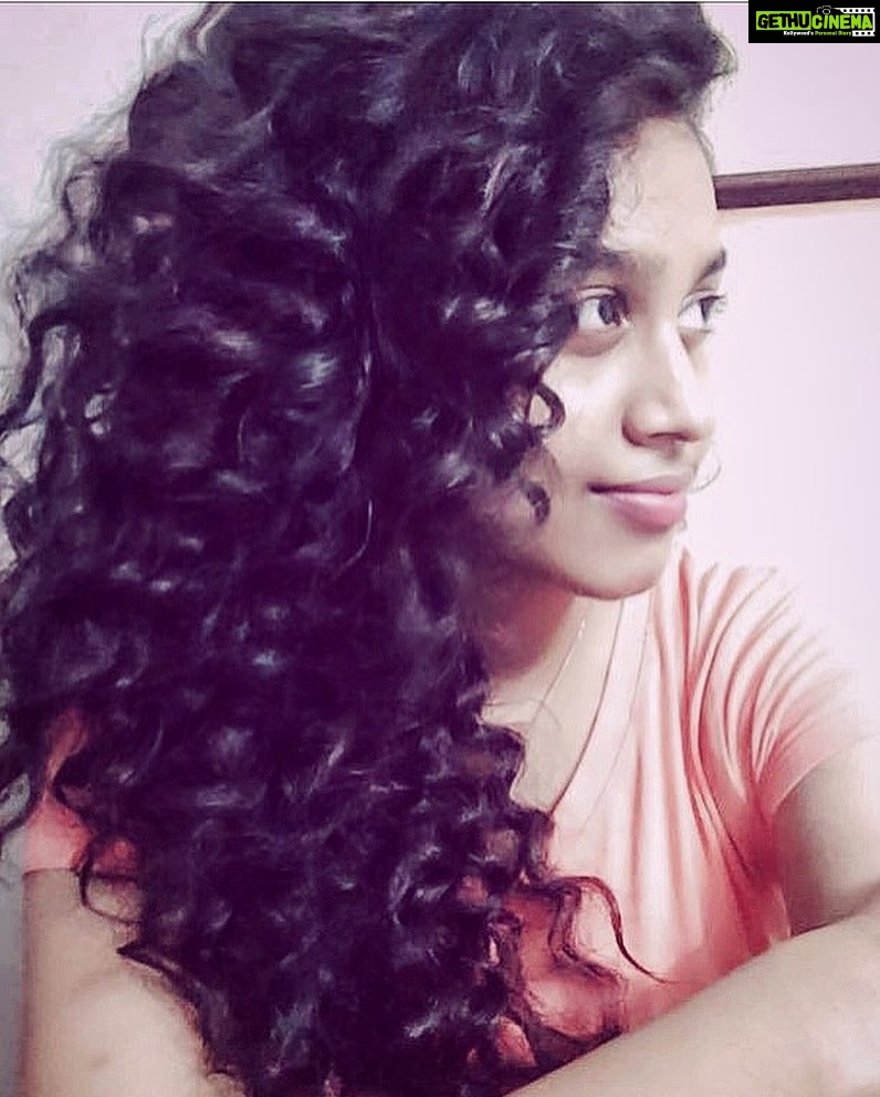 Haripriya Instagram - Curls !! Long time no see 😂 #curlyhair #temporarycurls