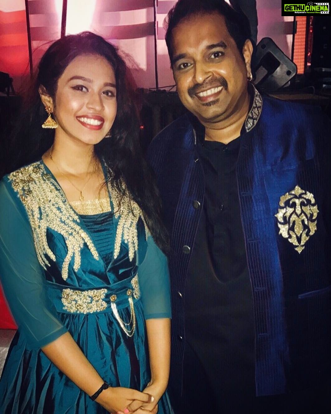 Haripriya Instagram - After a very long time performing with shankar mahadevan sir ✨ , whattey singer and whattey soul :)) Greatest inspiration for every singer ! #inspiration #legend #music #shankarmahadevan