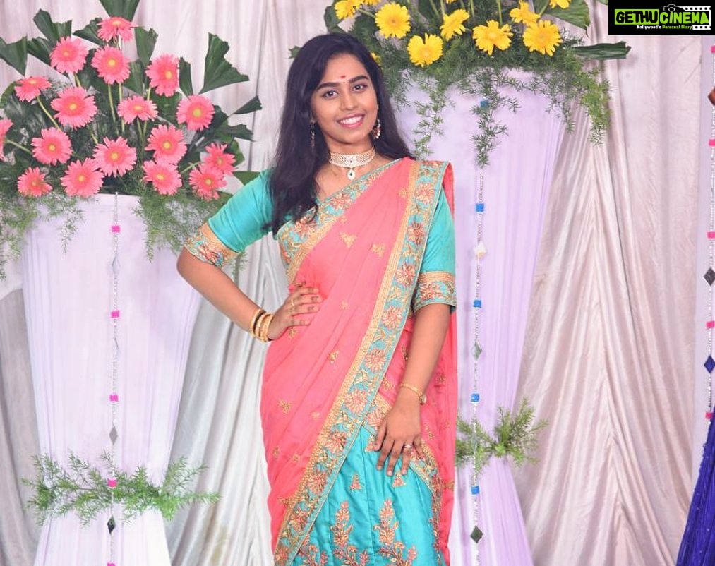 Haripriya Instagram - Sister’s wedding pics ! And its hq 😎 #wedding . . . . . Ps: my right hand almost died by holding it for about 5 mins oly 😴.