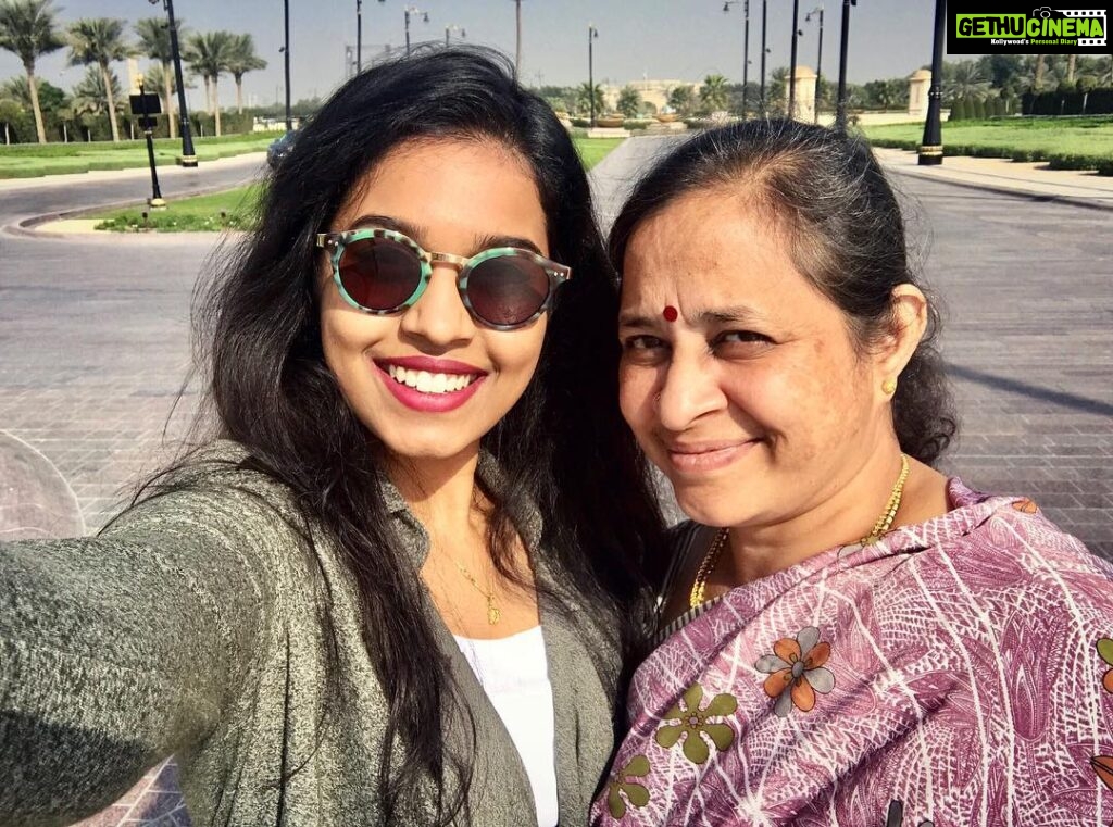 Haripriya Instagram - Happy birthday my darling MOM!! Without you i don't know what i'd do But with you i know there is nothing i can't do . ❤️ you'll be the strongest woman forever . LOVE YOU 🎁even if you scold me 😂 #happybirthdaymummy #myeverything