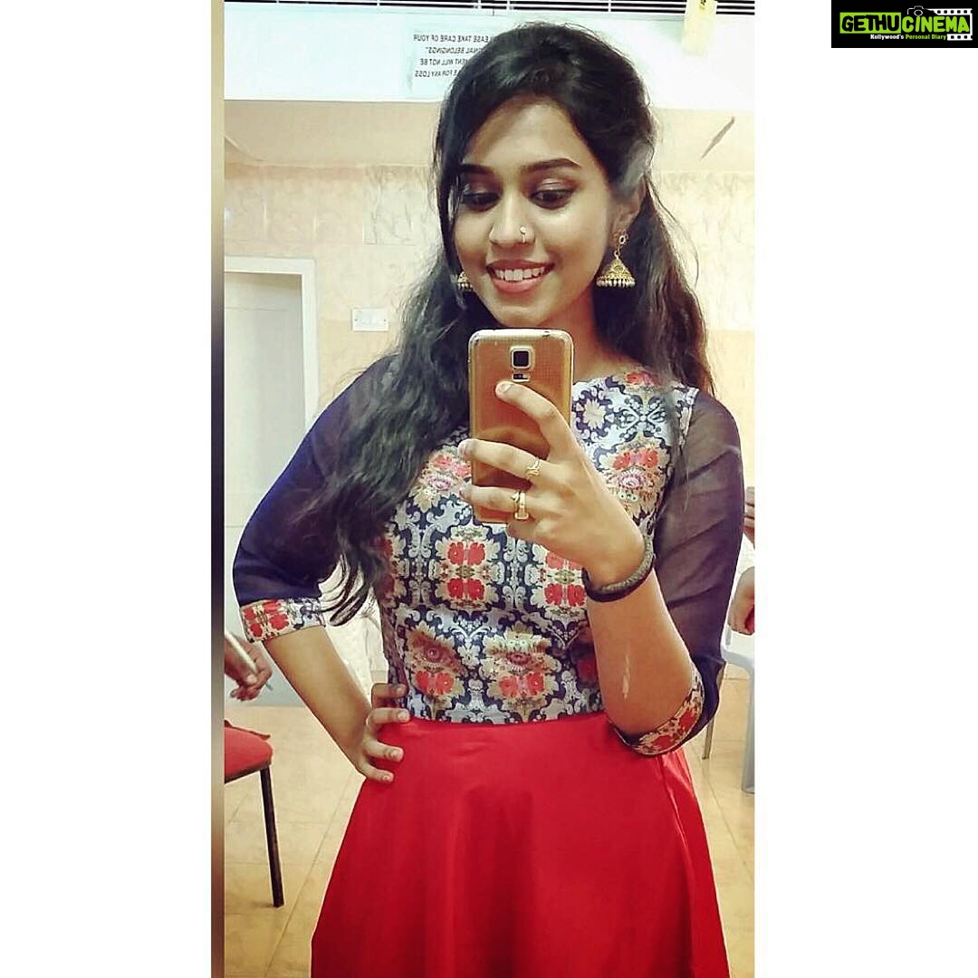 Haripriya Instagram - Pic from a recent gig , Peace! :) #gigselfie #music #red #haripriya
