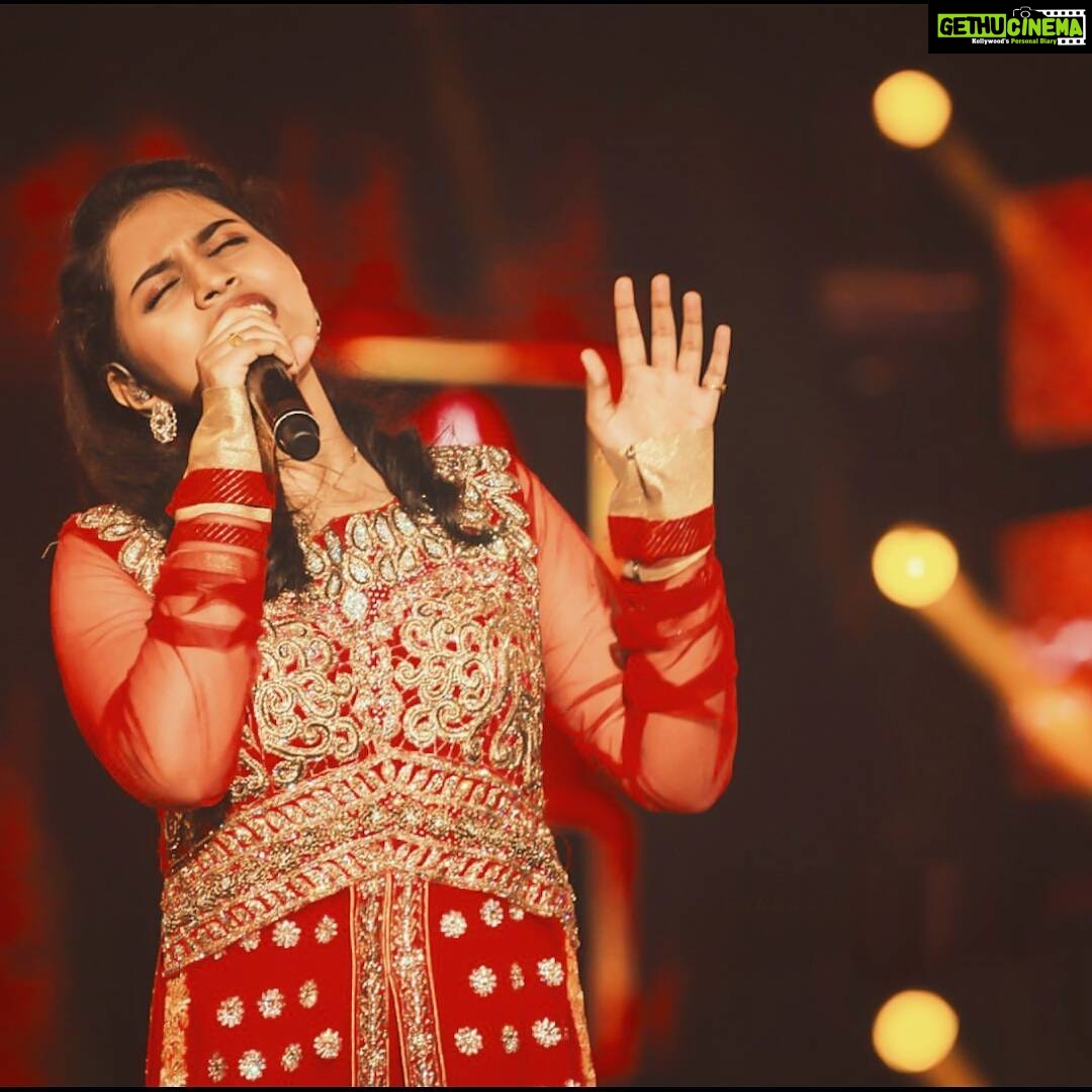 Haripriya Instagram - 🔥 performing on fire !! #performance #musician #musiclife #godsgrace Madurai, India