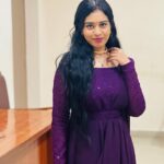 Haripriya Instagram – Beautiful dress by @_gina_couture 💜
Choker set from @bymi_boutique 🤍
Pc :📸 @srinisha_jayaseelan nisha
.
.
#haripriya #haripriyasinger #purple #outfit #concert Kalaivanar Arangam Wallajah Road