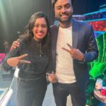 Haripriya Instagram - From the sets of @starmaa supersinger 🤍✨ @kschithra @itsme_anasuya @beinrare @vedalahemachandra @singer_mano . . . #starmaa #supersinger #haripriya #kschithra #anasuya #sudheer #hemachandra #reninareddy #mano