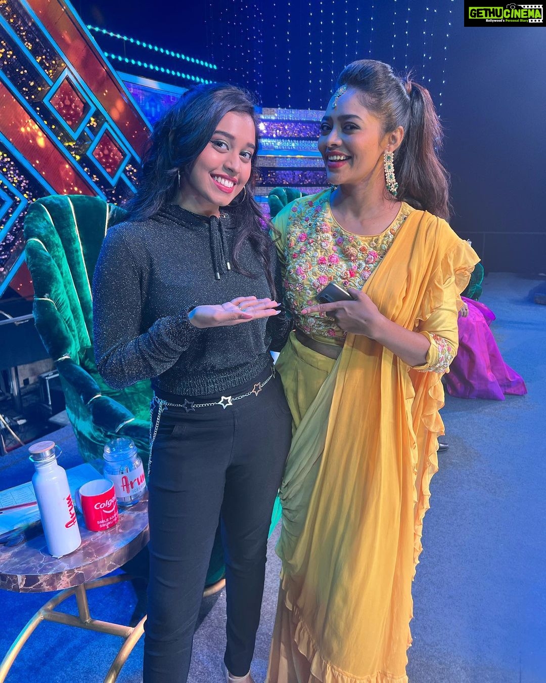 Haripriya Instagram - From the sets of @starmaa supersinger π€β¨ @kschithra @itsme_anasuya @beinrare @vedalahemachandra @singer_mano . . . #starmaa #supersinger #haripriya #kschithra #anasuya #sudheer #hemachandra #reninareddy #mano