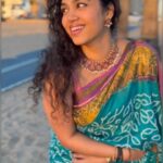 Manisha Eerabathini Instagram - Flaunting this stunning fusion saree with exclusive Bandhej work on the body and double ikkat patola border & pallu 😍 Turquoise blue & wine purple saree by @ansya_label Jewelry: @ansya_label exclusive Kundan Jadua choker set Dance by the lovely @anishakula Audio by @djamsal #indiansaree #patola #bandhej #fusionsaree #ansyalabel #manishaeerabathini Los Angeles, California