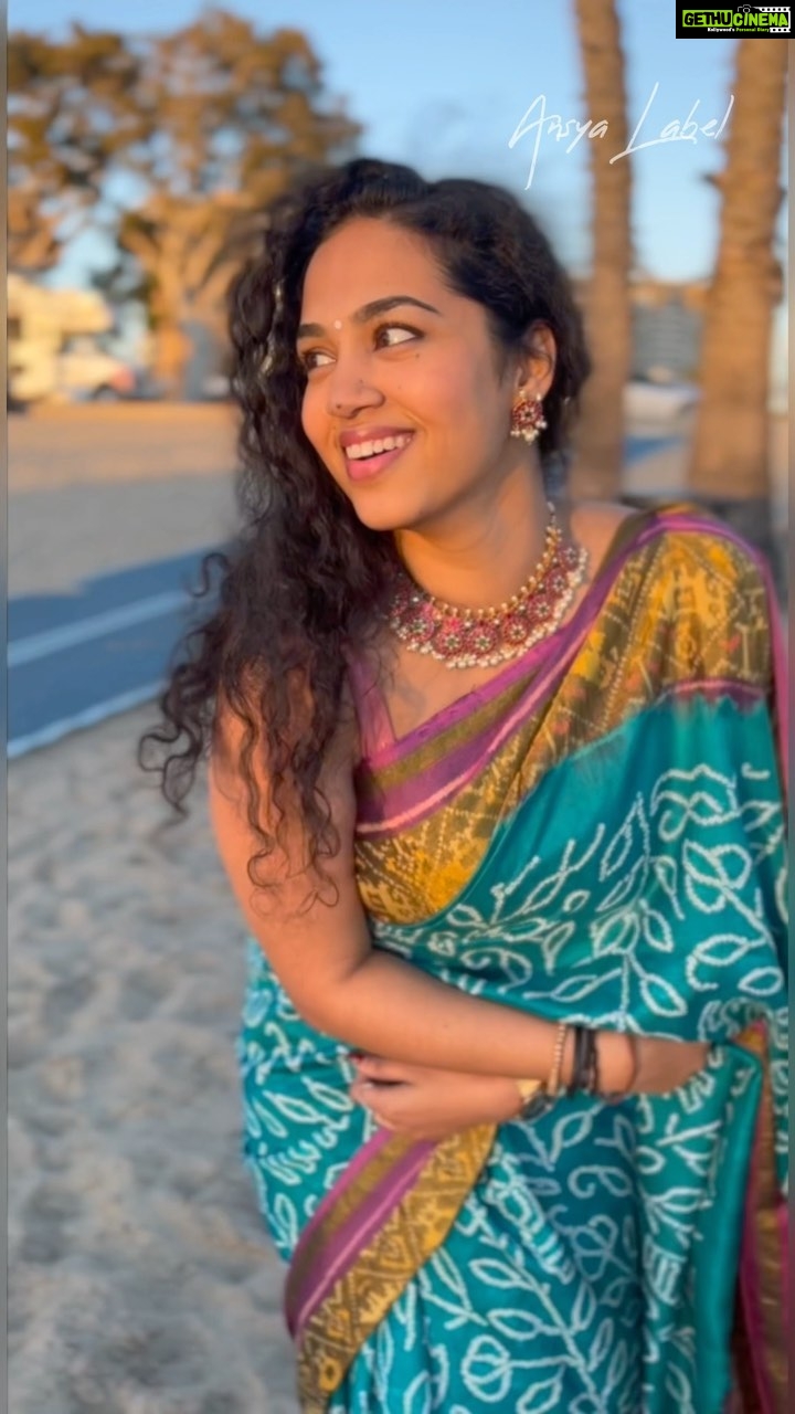 Manisha Eerabathini Instagram - Flaunting this stunning fusion saree with exclusive Bandhej work on the body and double ikkat patola border & pallu π Turquoise blue & wine purple saree by @ansya_label Jewelry: @ansya_label exclusive Kundan Jadua choker set Dance by the lovely @anishakula Audio by @djamsal #indiansaree #patola #bandhej #fusionsaree #ansyalabel #manishaeerabathini Los Angeles, California