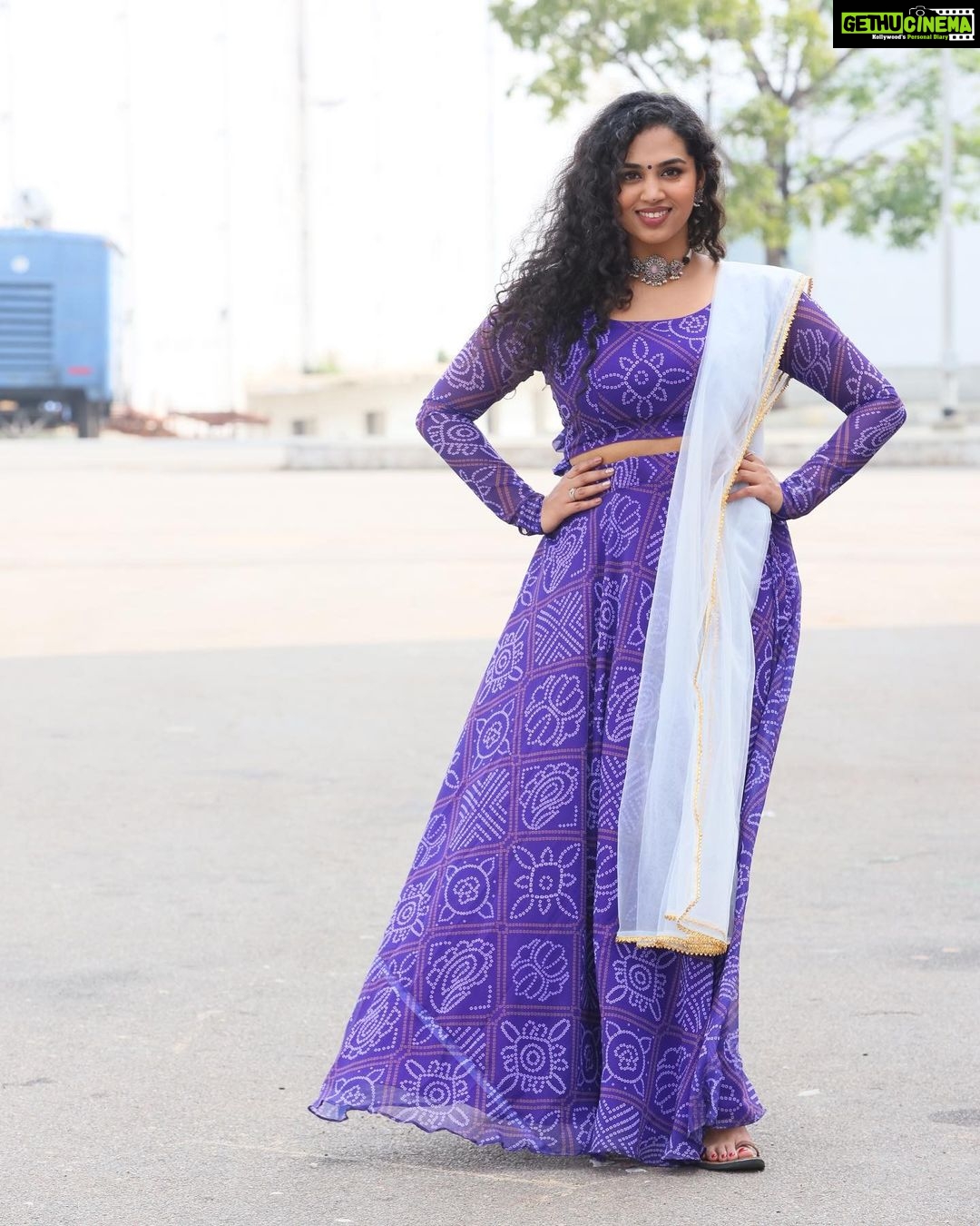 Manisha Eerabathini Instagram - Andhariki Sankranthi Subhakankshalu 🌸 Outfit: @jahnavireddylabel Jewelry: @petalsbyswathi 📸: @agtraju #Swarabhishekam #RFC #Sankranthi Ramoji Film City