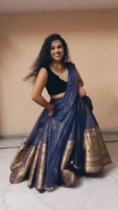 Manisha Eerabathini Instagram - The song & the outfit made me 🙈🤷🏻‍♀️

Jewelry: @petalsbyswathi 
Skirt & Dupatta: @kowshiki_couture