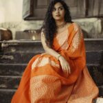 Manisha Eerabathini Instagram - Navrathri Day 4 🍊 📸: @vikram_edikcs @vchitralu_entertainments Styling: @sandhya__sabbavarapu Styling team: @mythri_g @rashmi_angara Saree: @archithanarayanamofficial Jewelry: @kushalsfashionjewellery Hyderabad