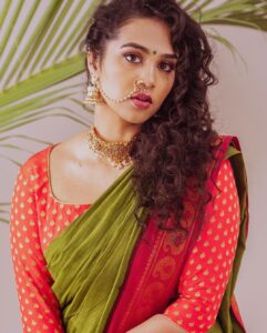 Manisha Eerabathini Instagram - 🌿

📸: @weareretrospection 
Styled by @rishita.madas 
Saree: @sevenyards 
Blouse: @saptarangstudio 
Jewelry: @ayerah_store 
Nath: @petalsbyswathi 
Hair & Makeup: @nayanasmakeoverr 
Nails: @nail_stories_hyderabad 
#styledbyrishita