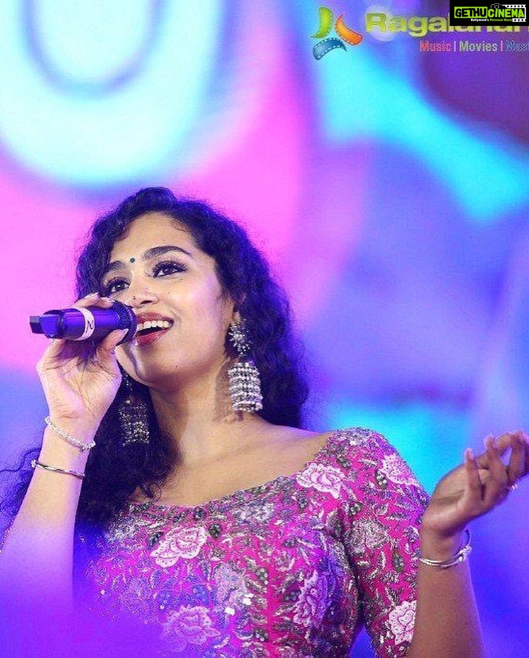 Manisha Eerabathini Instagram - Growing up, I remember one particular India trip where I listened to the Khushi album on loop - literally the same songs on the CD player in the car for 2 months. To think that Iโd be able to sing for Pawan Kalyan sirโs movie is just crazy ๐คฏ It is nothing short of an honor and I canโt thank @musicthaman sir enough for trusting me with this beautiful song. Will never forget it ๐๐ป Thank you to @shyamkasarlalyrics sir @music.srikrishna and all the musicians/technicians of the movie ๐๐ป Good luck to the entire team of Bheemla Nayak, itโs releasing today! Tag me if you hear my voice in the movie ๐ song will release soon! Wearing this stunning outfit by @geethikakanumilli ๐ #BheemlaNayak #PSPK #BheemlaNayakSongs #PawanKalyan Hyderabad