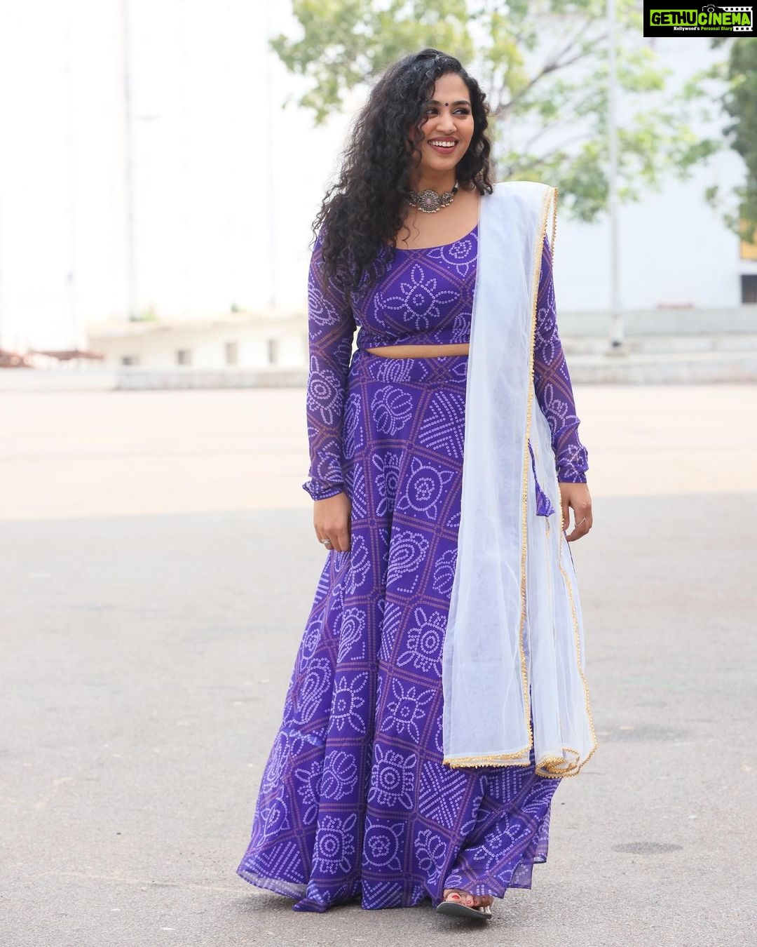 Manisha Eerabathini Instagram - Andhariki Sankranthi Subhakankshalu 🌸 Outfit: @jahnavireddylabel Jewelry: @petalsbyswathi 📸: @agtraju #Swarabhishekam #RFC #Sankranthi Ramoji Film City