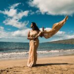Manisha Eerabathini Instagram - Did I really pack a saree all the way to Hawaii just so I can take a saree-on-a-beach photo? Why yes, yes I did - saree, not sorry 🙈🤷🏻‍♀️ #ThankYouLalli #Throwback P.S. I vlogged this trip, it’ll go up later this month on YT! Maui Hawaii