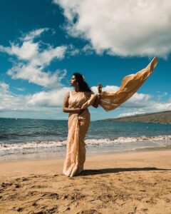 Manisha Eerabathini Instagram - Did I really pack a saree all the way to Hawaii just so I can take a saree-on-a-beach photo? Why yes, yes I did - saree, not sorry 🙈🤷🏻‍♀️ #ThankYouLalli #Throwback
P.S. I vlogged this trip, it’ll go up later this month on YT!