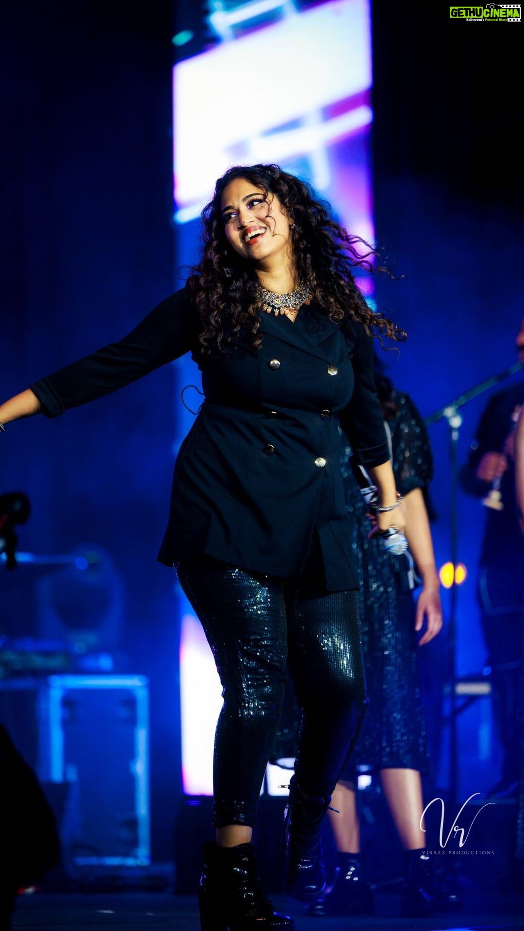 Manisha Eerabathini Instagram - How many photographs were used in this reel? Comment below π #AlaAmerikapuramulo #ThamanLiveInConcert #ThamanS Captured by @virazzproductions @abhi.kng @nightchills97 πΈ Santa Clara, California
