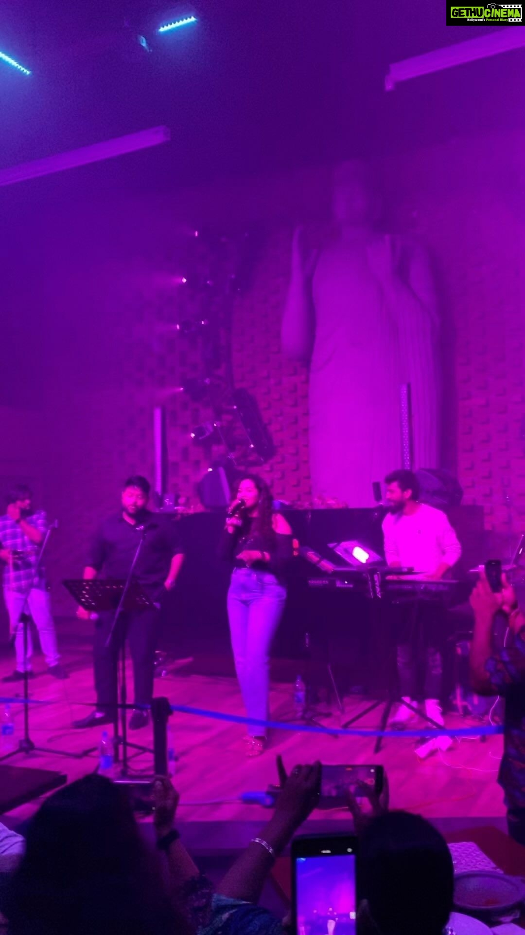 Manisha Eerabathini Instagram - Performing in my hometown tomorrow (22nd) as a part of @musicthaman sir’s US tour! Many years ago, I participated in Padutha Theeyaga at the same venue in front of Balu sir and to be back on the same place tomorrow is a huge honor for me 🙏🏻 If you’re in the Bay Area, do attend, it’ll be fun ❤️ Here’s a throwback clip to my show at @hccgachibowli where Sir agreed to sing “Sir Osthaara” with me 😃 Video Credits: @live_band_india #thaman #alaamerikkapuramulo #ustour #telugumusic #sirosthara #maheshbabu #thamans #ssthaman Santa Clara, California