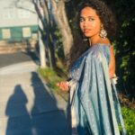 Manisha Eerabathini Instagram - Swipe to see my cousins invading my “photoshoot” 🤷🏻‍♀️ Earrings: @petalsbyswathi Saree: @kankatala_ Santa Clara, California