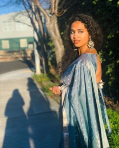 Manisha Eerabathini Instagram - Swipe to see my cousins invading my “photoshoot” 🤷🏻‍♀️
Earrings: @petalsbyswathi 
Saree: @kankatala_