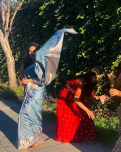 Manisha Eerabathini Instagram - Swipe to see my cousins invading my “photoshoot” 🤷🏻‍♀️
Earrings: @petalsbyswathi 
Saree: @kankatala_