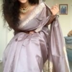 Manisha Eerabathini Instagram - I felt the Diwali fomo 🪔 #HappyBelatedDiwaliInIsolation #HowToBattleJetlag Jewelry: @sindhu_reddyofficial 😍 Saree: my mom’s old Chanderi silk piece P.S. I wanted to do this transition trend during the Navrathri series but I couldn’t so here it is 👠