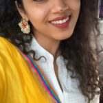 Manisha Eerabathini Instagram – #Navrathri Day 6 💛 – Better late than never ☺️ This is one of my favorites & I was reminded of it after watching @saraswatula.sivani ‘s cover of it – go watch hers! #NavrathriSeries #Yellow #JananiNinnuVina #Reethigowla
