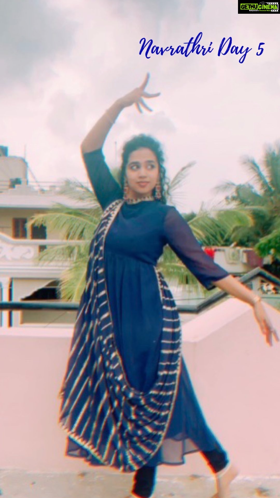 Manisha Eerabathini Instagram - #Navrathri Day 5 💙 - What a beautiful song ☺️ #RoyalBlue #NavrathriSeries #Day5 #NeeNeeliKannulloni Music by @prabhakaranjustin Lyrics by @rehman Sung by: @gowthambharadwaj