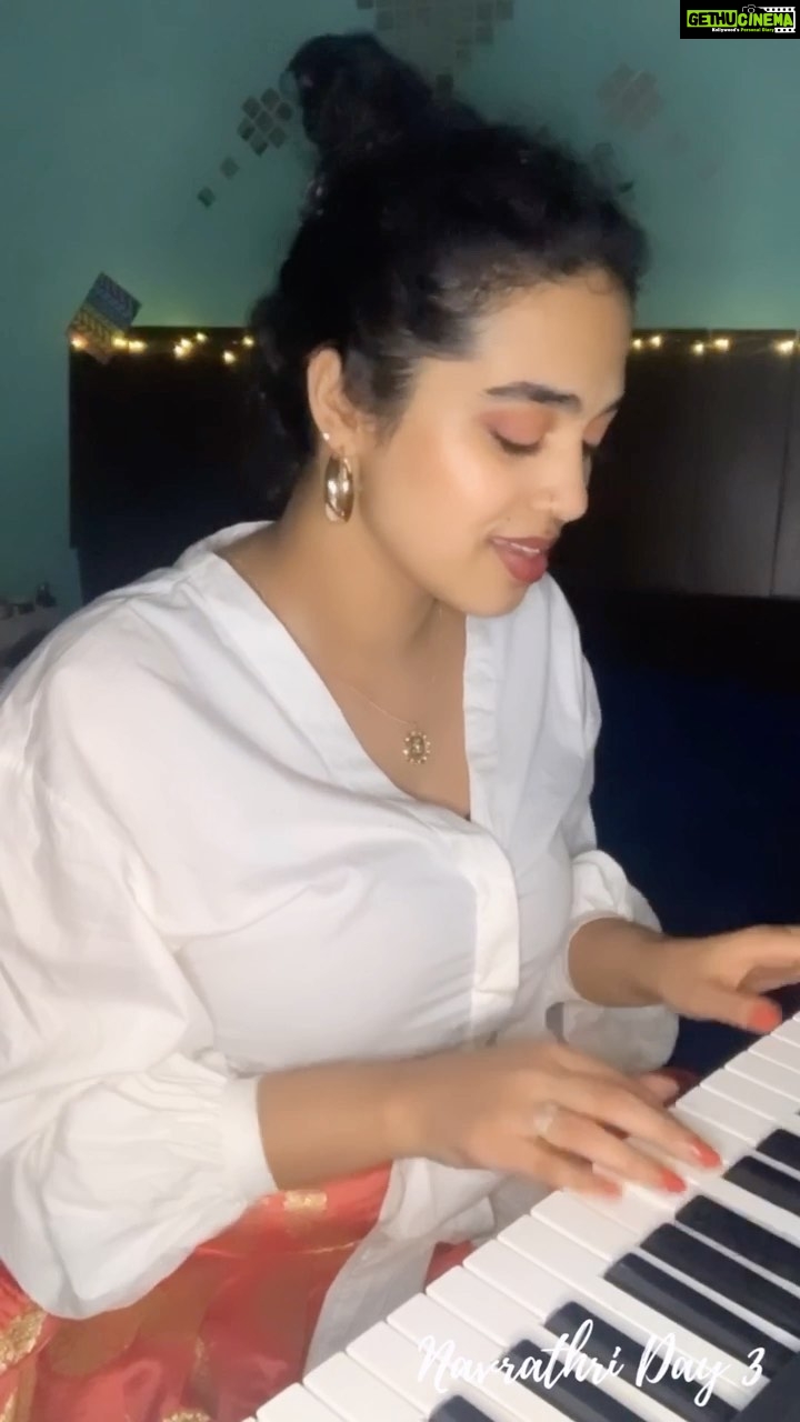 Manisha Eerabathini Instagram - #Navrathri Day 3 ⚪️ - A friend suggested “White & Nerdy” for today’s song🙊 Here’s some @taylorswift instead 💁🏻♀️ #WhiteHorse #NavrathriSeries #Day3