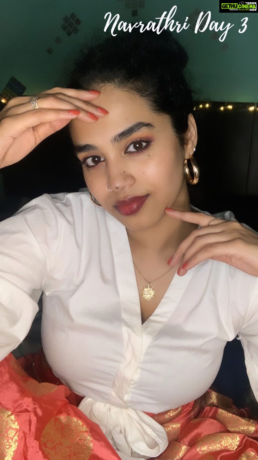 Manisha Eerabathini Instagram - #Navrathri Day 3 - I love this song ⬜️ Tag me in your stories & song out in the evening 🥰 #NavrathriSeries #Day3 Mix: #OldTownRoad x #RamtaJogi @tesherrrr