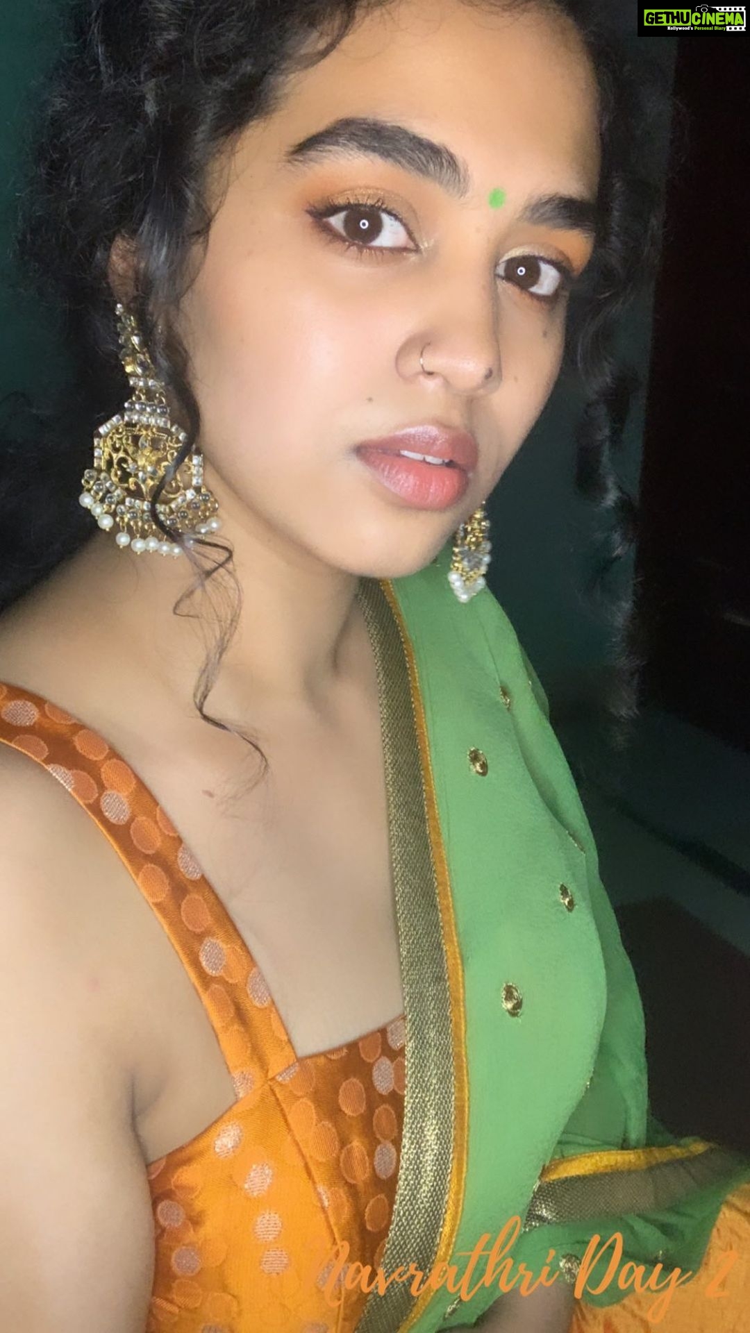 Manisha Eerabathini Instagram - #Navrathri Day 2 🧡 It’s only Day 2 & I’m running out of ideas on how to pose 🙊 How do people do this so regularly?? 😂 Tag me in your stories, people! Song out in the evening 🧡 #NavrathriSeries #Day2 Music: Mi Gente x Badtameez Dil by @tesherrrr