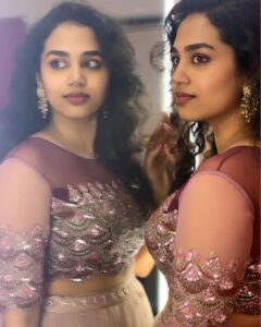 Manisha Eerabathini Instagram - Caption these? 1, 2 & 3? 😅 

Outfit by @mugdhaartstudio
Jewellery by @sankeerthi_jewels
Styling by @jyothsna1518 &
@shirisha.balram