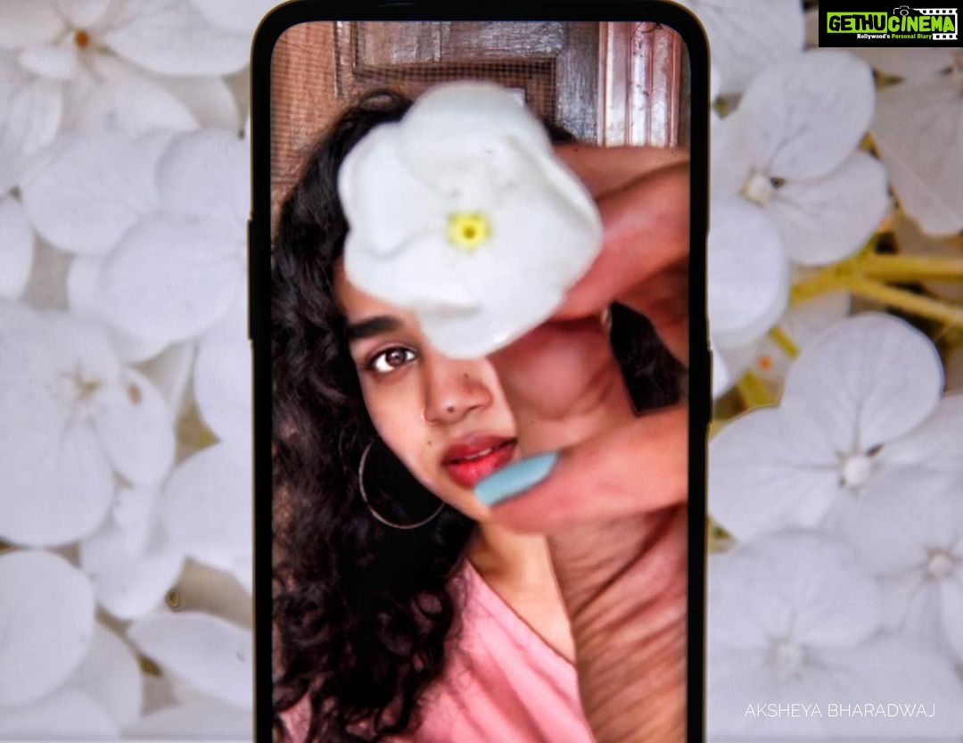 Manisha Eerabathini Instagram - @aksheyabharadwaj suggested doing a photoshoot over video call and I said sure (elaagu boldantha time undhi) - I did not expect it to turn out like this 😱 more to come 🥰 #FacetimePhotoShoot Quarantine