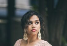 Manisha Eerabathini Instagram - Navrathri Day 9 - Amma 💖 I watched this movie, Oke Oka Jeevitham, in the theaters (and cried) and immediately fell in love with this song. I felt it was appropriate to end this Navrathri series with this and the beautiful lyrics written by the one and only Sirivennela Sastry sir 🙏🏻 A reel, a song, a color a day 🙏🏻 🎨 #NavrathriSeries2022 Shot by: @_anupphotography Edited by: @manisha.eerabathini Location: @ironhill_hyderabad Music Production: @secret_agent_678 Mix: @jagsonbass @rakesh_mickey Styled by: @styleupwithvarsha Outfit: @swathiveldandi_official Jewelry: @petalsbyswathi #navrathri #navrathri2022 #bathukamma #colorsofnavrathri Ironhill Hyderabad