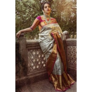 Manisha Eerabathini Instagram - #HappyDussehra 💃🏻 Saree & Blouse: @handloomskalpavruksh 
Jewellery: @sitarajewellery 
MUHA: @page3luxurysalon 
Photography: @jimmynomula 
Creative producer: @ramugajjala 
Assisted by: @bakka_sravan_kumar