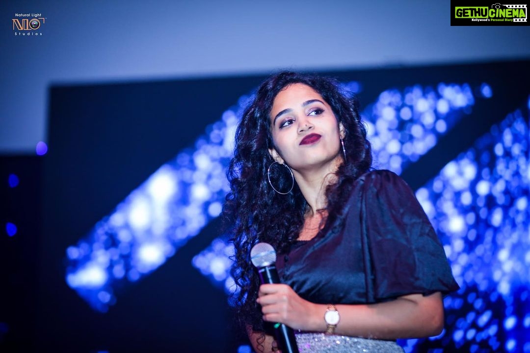 Manisha Eerabathini Instagram - caption these? who knows what I was doing 🤷🏻♀️ 📸: @naturallight_studios #NewYearsShow #ManishaEerabathini #StagePerformance Vijayawada, India