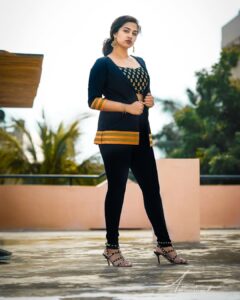 Manisha Eerabathini Instagram - “Who run the world?”🎵😎✌🏻
Styling: @rishita.madas 👗: @lekhareddydesigns 💍: @sultana7239 📸: @anupphotography_ #StyledByRishita