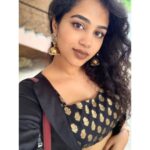 Manisha Eerabathini Instagram - When your liner actually stays thin for once 🙌🏻🔪 👀: @hudabeauty 💄: @colourpopcosmetics 👗: @rishita.madas #StyledByRishita Hyderabad