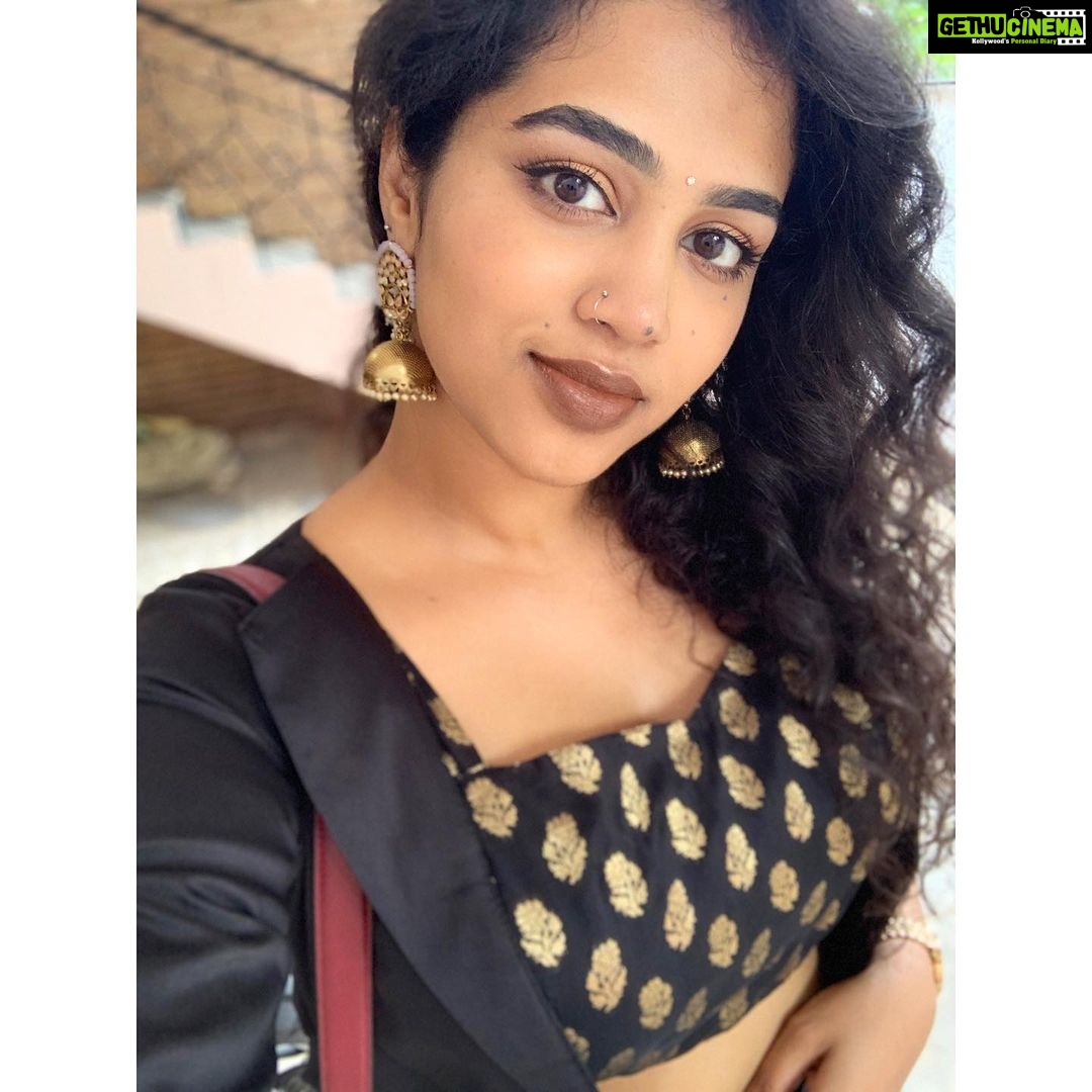 Manisha Eerabathini Instagram - When your liner actually stays thin for once 🙌🏻🔪 👀: @hudabeauty 💄: @colourpopcosmetics 👗: @rishita.madas #StyledByRishita Hyderabad