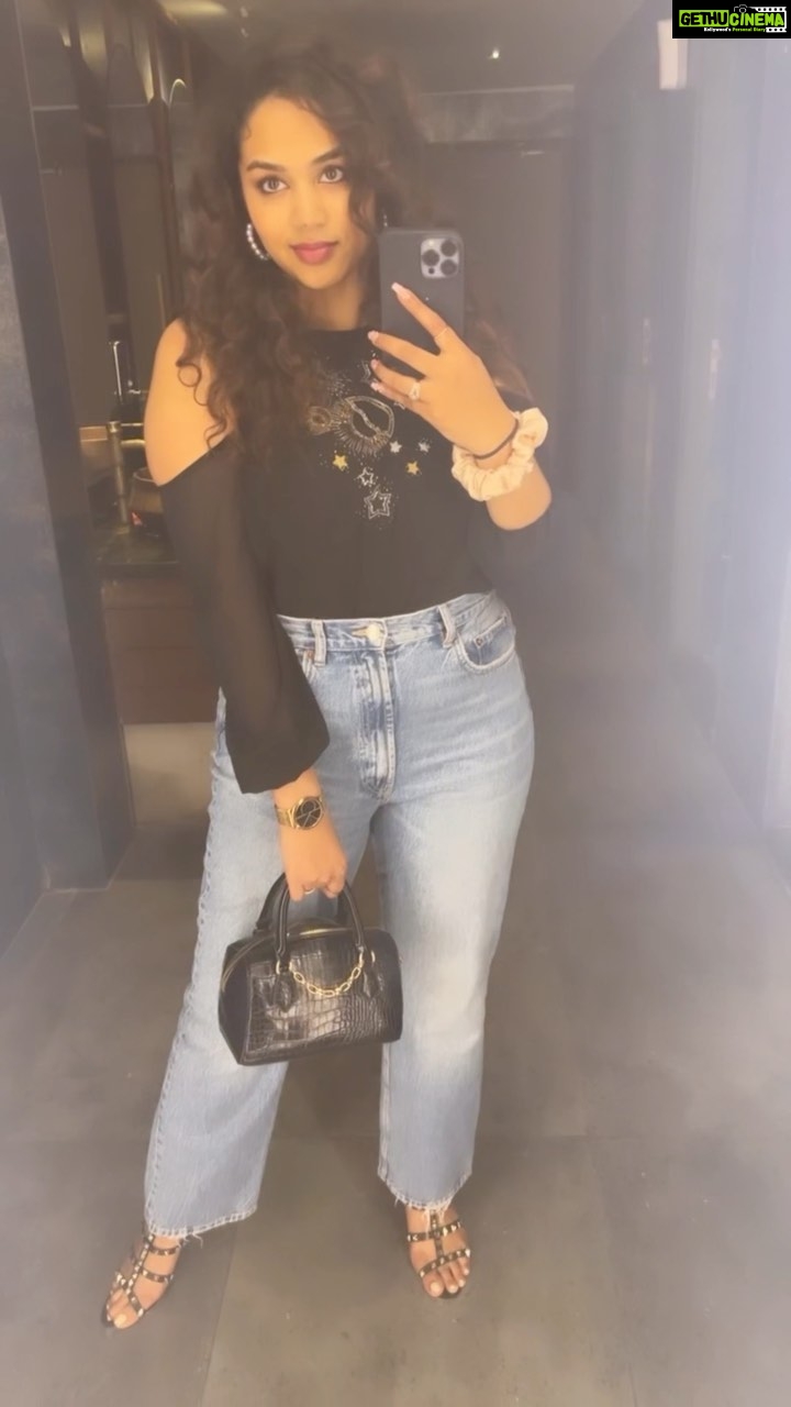 Manisha Eerabathini Instagram - A little recap of Friday’s show at @hccgachibowli 🔥 You guys were awesome ❤️ Thanks to each one of you who came and special thanks to @musicthaman sir for gracing the stage! Check my highlights to watch stories from the night! Keys: @secret_agent_678 Bass: @jagsonbass Violin: @sandilya_pisapati Electric Guitar: @niteesh.mp3 Drums: @akshay.athreya Sound: @soundist Videos: @_anupphotography P.S. spot my mom in this reel! 👀