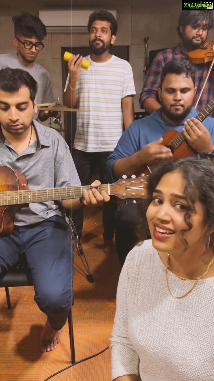 Manisha Eerabathini Instagram - Come watch us perform on this Friday at @hccgachibowli 🚨 watch till the end 🚨 Points to notice: - My not so subtle lyric mess-up - Current poyyunde andhuke the flickering light - Sandy & Jayakar’s OA dancing - Niteesh & Akshay’s dedication - Jagdish’s single stoic expression @jagsonbass @secret_agent_678 @akshay.athreya @sandilya_pisapati @niteesh.mp3 #TeluguBand #TeluguMusic #NinnenaNenuChusthondhi #LiveMusic #LiveBand #JamSession #TeluguSinger #Reels Hyderabad