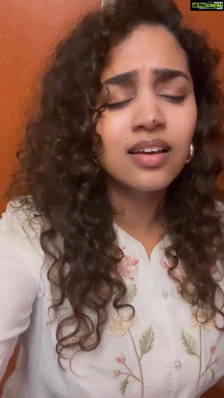 Manisha Eerabathini Instagram - Random, casual elevator jams - this song though 😍🎶 #LiveSinging #MightDeleteLater #OverThinking #Throwback #Reels #ReelsIndia #Yettagayya #Beatbox