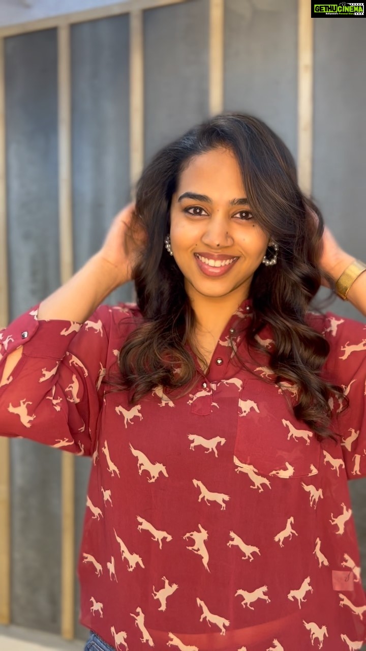Manisha Eerabathini Instagram - A couple months ago @naveen_sriramula gave me a much needed cut and also gave me “babylights”. First time I got my hair colored was in 2014 when I got an ombré look done - looked great for a month but because of the bleach, it quickly damaged my hair! And so I vowed to never color my hair again until Naveen convinced me and promised me he wouldn’t use bleach. Honestly I loveeee how it turned out 😍 Wait till the end to see how it looks on my natural curls!