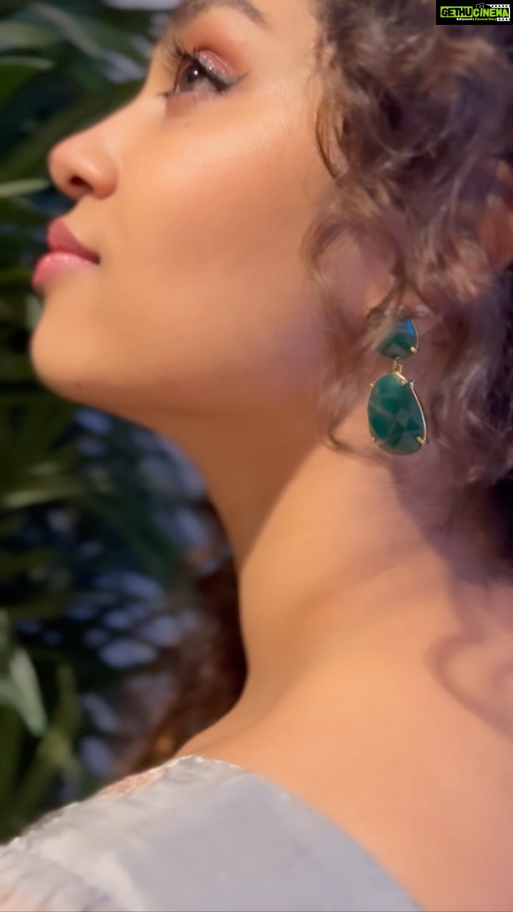 Manisha Eerabathini Instagram - I know I’m late to this trend but 🤷🏻♀️ Wait for the end 🙊 For the Ala Amerikapurramulo press meet in Dallas 🎤 Styling: @poojakaranam @paswettt Outfit: @elsianstudeios Earrings: @thetrinkaholic Shot by: @rj_ravali Edit: Me Dallas, Texas
