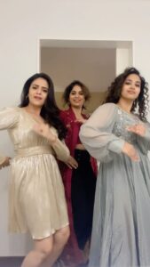 Manisha Eerabathini Instagram - Hey girls! 😍🔥 @manisha.eerabathini @rj_ravali 
When we managed to take out sometime in Dallas after the press meet! Drafted it to post later! 😎 #sreemukhi #dallas #alaamerikapurramullo #ustour