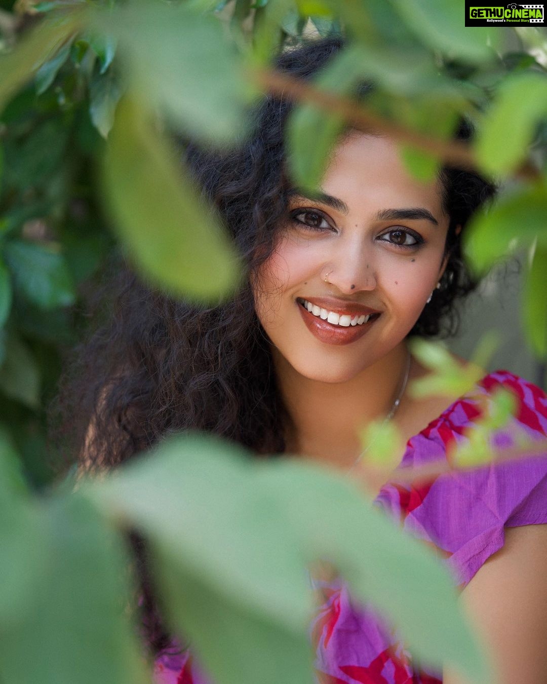 Manisha Eerabathini Instagram - Have you ever felt nervous and excited all at the same time? That’s how I’ve felt all of this past week. Releasing my new original and prepping for our first live show @themoonshineprojecthyd this week - it’s been a jumble of emotions! They say to grow, you gotta step outside of your comfort zone so I guess I’m just gonna listen to “them” right now 🤷🏻♀️ If you haven’t listened to “Manasara” yet, go stream it! And buy your tickets to our show on Thursday 💃🏻 📸: @wooozguy Hyderabad