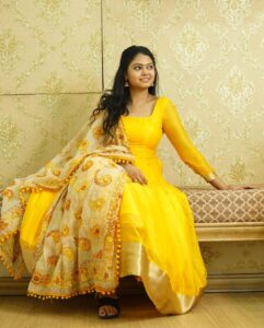 Ramya Behara Instagram - There is beauty in letting go🌼

Thankyou @kavithamuratee_the_label for this beautiful outfit ✨