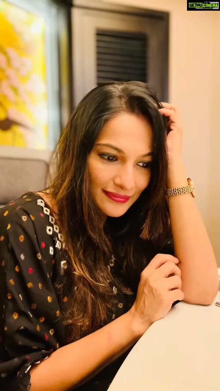 Rethika Srinivas Instagram - Just sitting in the couch!!! #trending #closeup #brown #rethikasrinivas #rethikasjustmyway #reels #expression #instareels #chennai #moodygrams #justanotherdayinwa #reelitfeelit #red #attitude #positivity #rethikasjustmywayfam #exclusive #timeless #instagood #instafamous #lockdown #actress #staysafe #staypositive #anklets #messybun #hair