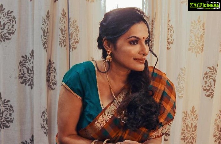 Rethika Srinivas Instagram - Traditional checked sarees are always beautiful !!! #eyes #newphotoshoot #trending #closeup #brown #rethikasrinivas #rethikasjustmyway #instafamily #expression #positivevibes #chennai #moodygrams #justanotherdayinwa #skincare #red #attitude #positivity #rethikasjustmywayfam #exclusive #timeless #instagood #instafamous #lockdown #actress #staysafe #staypositive