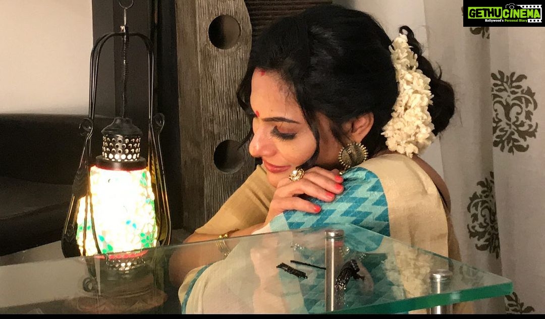 Rethika Srinivas Instagram - It is during our darkest moments that we must focus to see the light. #rethikasrinivas #lighting #beauty #saree #traditional