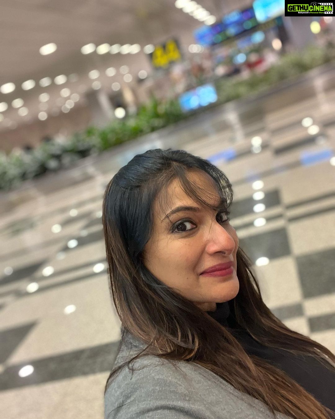 Rethika Srinivas Instagram - Travel time ! #rethikasrinivas #travel #travelphotography #airport #singapore #beauty